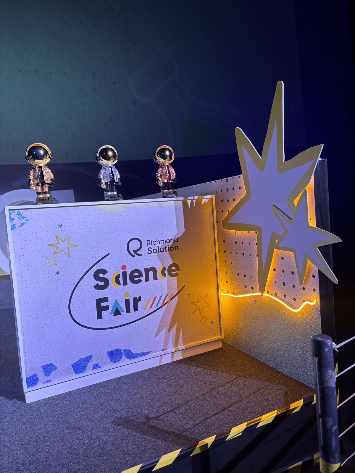 Science Fair 2025 · Montaje